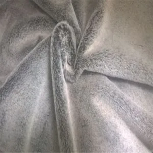Tessuto in morbida pelliccia ecologica